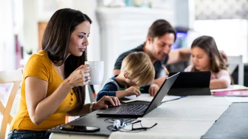 Mann und Frau arbeiten von zu Hause mit Kindern