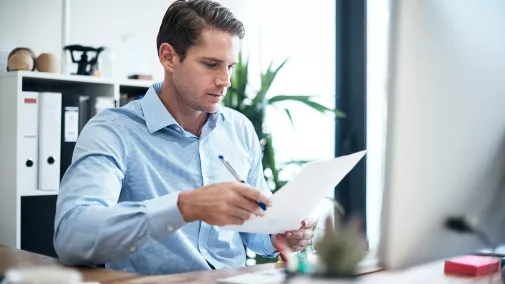 Arbeitsplatz Mann Überprüfung Dokument