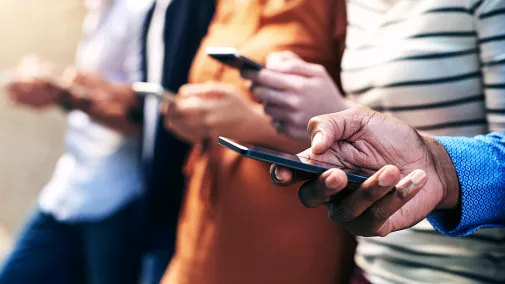 Detailfoto von Händen von Personen, die Smartphones nutzen